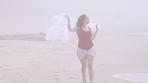 Красива дівчина розважається на пляжі на березі океану - літній відпочинок — стокове відео