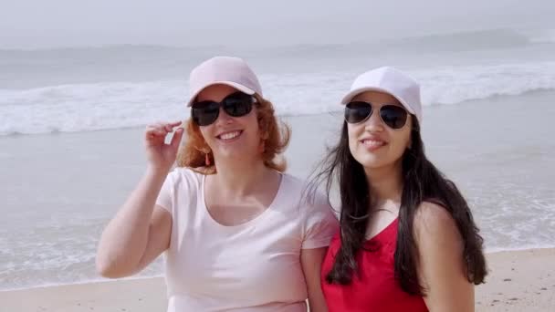 Een perfecte dag aan het strand - jonge vrouwen genieten van hun vrije tijd aan de oceaan — Stockvideo