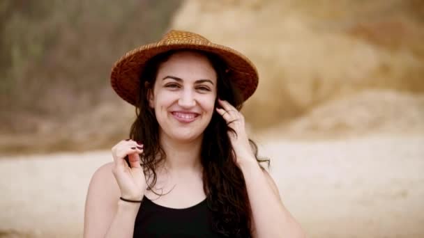 Молодая женщина отдыхает на пляже во время летних каникул — стоковое видео