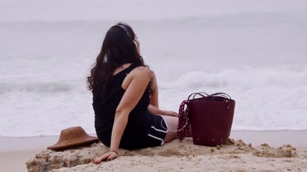 Hermosa chica se divierte en la playa frente al mar - vacaciones de verano — Vídeo de stock