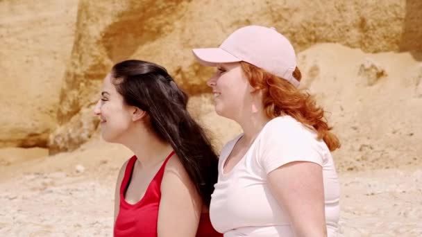 Een perfecte dag aan het strand - jonge vrouwen genieten van hun vrije tijd aan de oceaan — Stockvideo