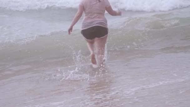 Ung kvinna kopplar av på stranden under sin sommarsemester — Stockvideo
