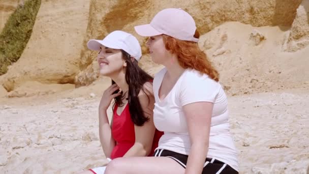 Sole estivo e divertimento in spiaggia: le ragazze si rilassano e si divertono sul lungomare — Video Stock