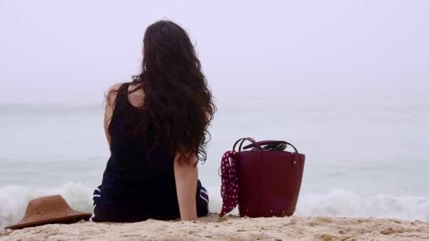 Jeune femme se détend sur la plage pendant ses vacances d'été — Video