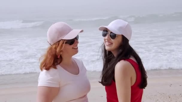 Έχοντας μια μεγάλη χαλαρωτική στιγμή στην παραλία - όμορφα κορίτσια στις καλοκαιρινές διακοπές — Αρχείο Βίντεο