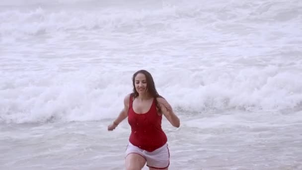 Correr sobre una playa de arena en el océano - vacaciones de verano — Vídeos de Stock