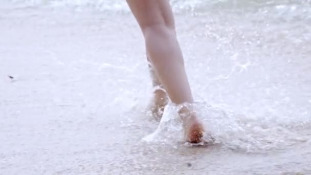 Біг над піщаним пляжем в океані - літній відпочинок — стокове відео