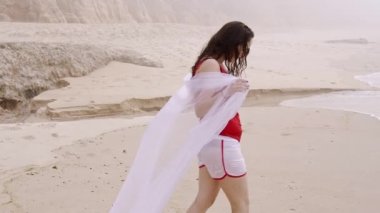 Okyanusta kumlu bir sahilde koşmak - yaz tatili