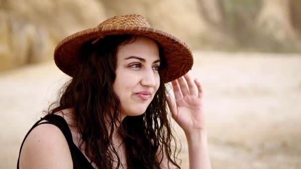 Erholsame Zeit am Strand - schöne Mädchen im Sommerurlaub — Stockvideo