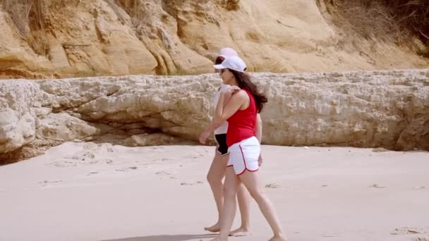 Belle fille marche sur une plage de sable fin au bord de l'océan — Video