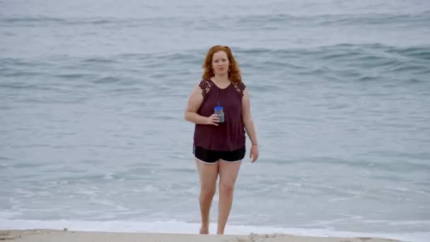 Ter um grande momento relaxante na praia - meninas bonitas em férias de verão — Vídeo de Stock