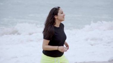 Güzel bir yaz gününde sahildeki Türk kız - yavaş çekim