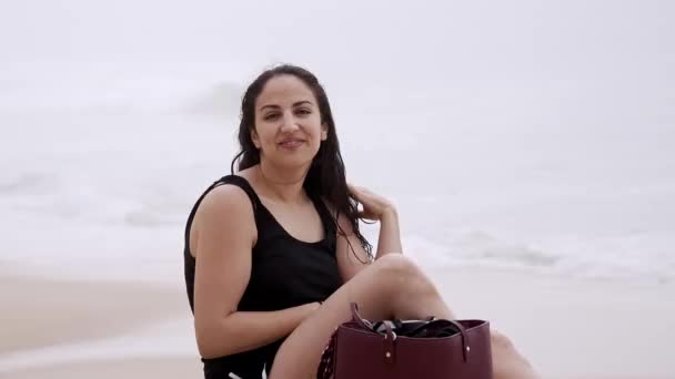 Yaz Güneşi Sahilde Eğlence Kızlar Rahatlar Okyanus Kıyısında Iyi Vakit — Stok video