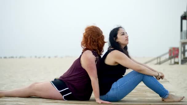 Idealny Dzień Plaży Młode Kobiety Cieszą Się Wolnym Czasem Nad — Wideo stockowe