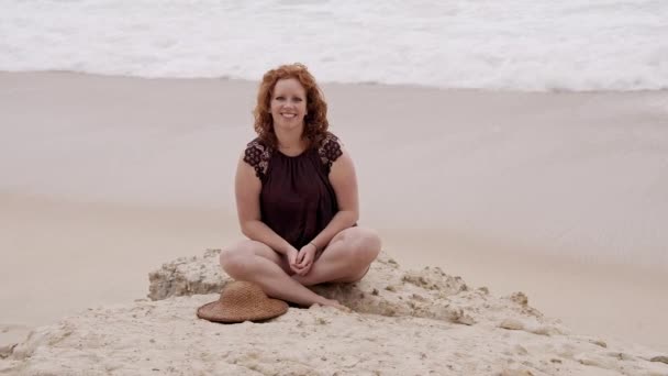 Menina Bonita Sexy Passa Dia Maravilhoso Praia Verão Tiro Câmera — Vídeo de Stock