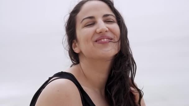 아름다운 아가씨가 여름철 동작으로 해변에서 재미있게 — 비디오