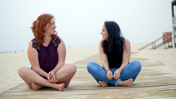 Дівчата Насолоджуються Літнім Відпочинком Пляжі Чистий Розслабляючий Повільний Рух Постріл — стокове відео