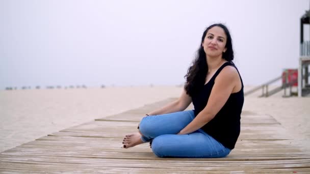 Jeune Femme Assise Sur Une Jetée Bois Plage Tir Ralenti — Video