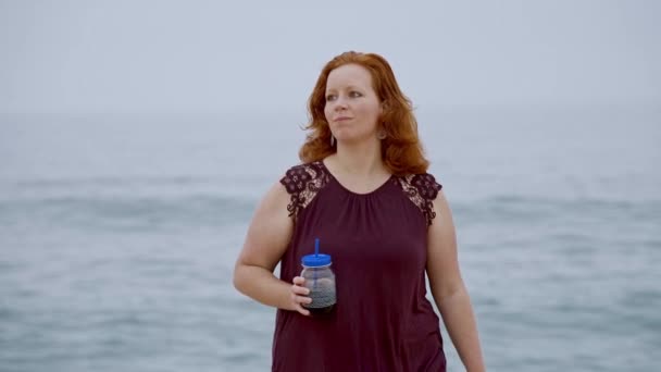 Erholsame Zeit Strand Schöne Mädchen Sommerurlaub Zeitlupenaufnahme — Stockvideo