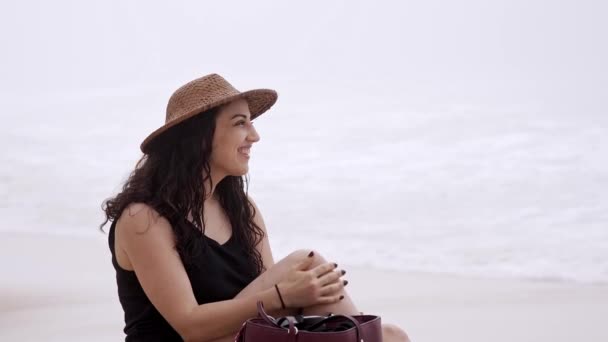 Bezstarostný Relaxační Den Pláži Krásné Dívky Letní Dovolené Zpomalený Záběr — Stock video