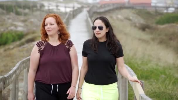 Nyári Nap Szórakozás Strandon Lányok Pihenni Érezd Jól Magad Óceánparton — Stock videók