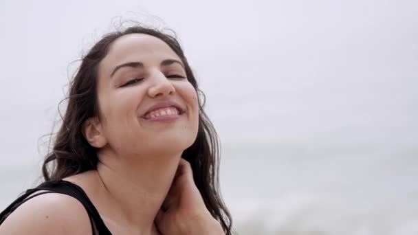 Jovem Relaxa Praia Durante Suas Férias Verão Tiro Câmera Lenta — Vídeo de Stock