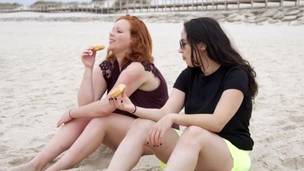 Jovens Mulheres Comem Donuts Praia Tiro Câmera Lenta — Vídeo de Stock