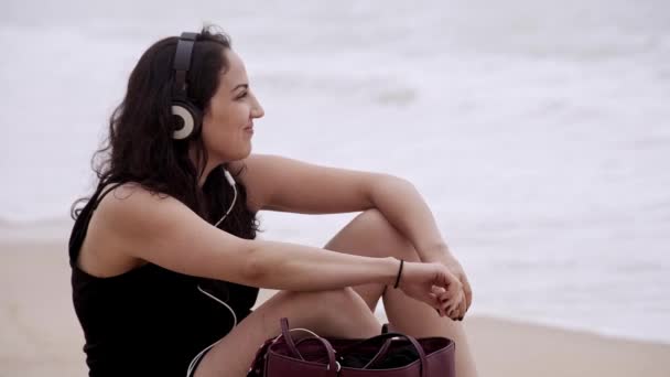 Νεαρή Γυναίκα Χαλαρώνει Στην Παραλία Κατά Διάρκεια Των Καλοκαιρινών Της — Αρχείο Βίντεο