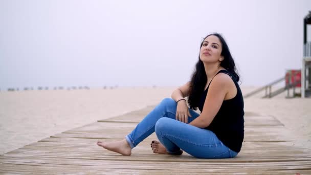 Menina Bonita Diverte Praia Beira Mar Férias Verão Tiro Câmera — Vídeo de Stock