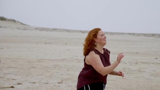 Zomer Zon Plezier Het Strand Meisjes Ontspannen Hebben Een Geweldige — Stockvideo