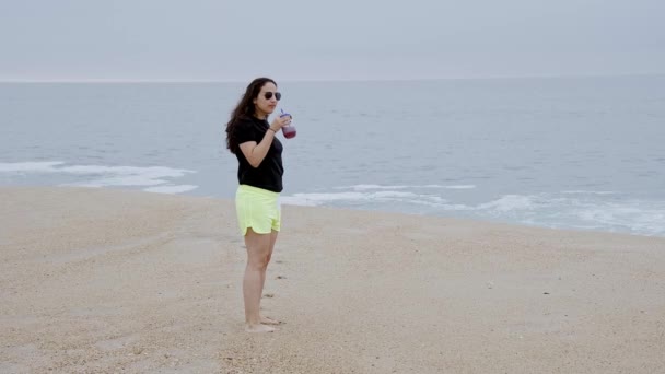 Schöne Mädchen Hat Spaß Strand Meer Sommerurlaub Zeitlupenaufnahme — Stockvideo