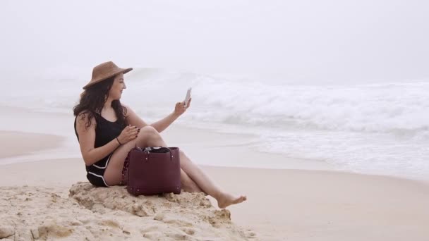 Mujer Joven Relaja Playa Durante Sus Vacaciones Verano Toma Cámara — Vídeos de Stock