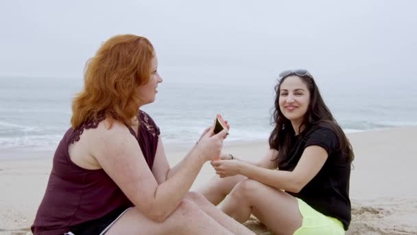 Wspaniały Relaks Plaży Piękne Dziewczyny Wakacjach Strzał Zwolnionym Tempie — Wideo stockowe