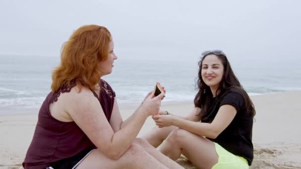 Erholsame Zeit Strand Schöne Mädchen Sommerurlaub Zeitlupenaufnahme — Stockvideo