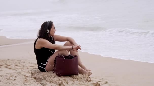 一个无忧无虑的放松日子在海滩 美丽的女孩在暑假 慢镜头 — 图库视频影像
