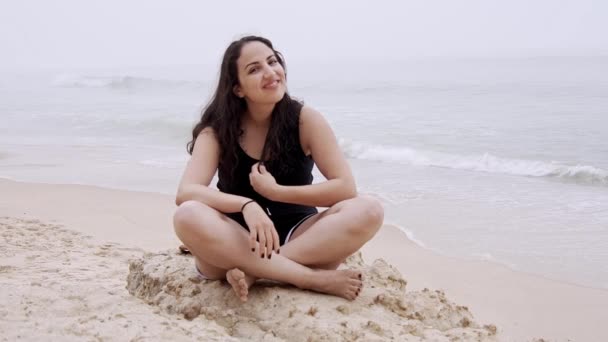 Jeune Femme Détend Sur Plage Pendant Ses Vacances Été Plan — Video