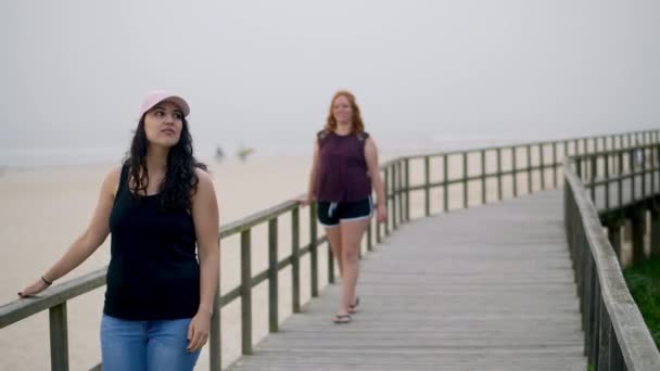 Dia Relaxante Despreocupado Praia Meninas Bonitas Nas Férias Verão Tiro — Vídeo de Stock