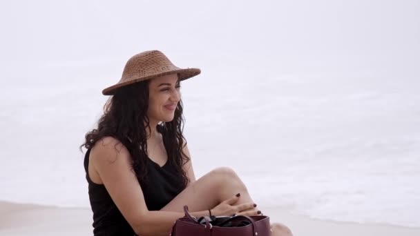 若い女性は彼女の夏休みの間にビーチでリラックス スローモーションショット — ストック動画