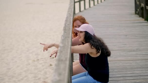 여자들은 해변에서의 해변에서 즐거운 시간을 보내고 — 비디오