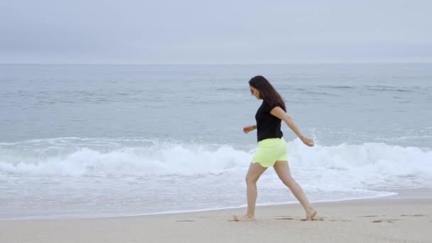 Correr Sobre Una Playa Arena Océano Vacaciones Verano Toma Cámara — Vídeos de Stock