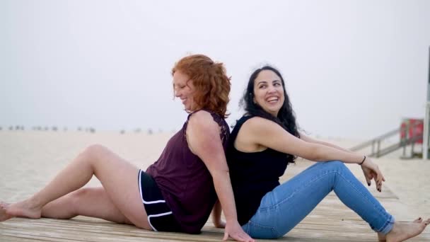 Erholsame Zeit Strand Schöne Mädchen Sommerurlaub Zeitlupenaufnahme — Stockvideo