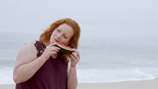 Bella Donna Mangia Anguria Sulla Spiaggia Colpo Rallentatore — Video Stock