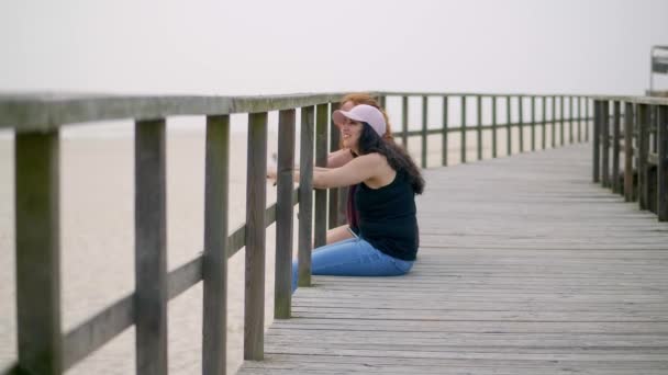 งสาวผ อนคลายบนชายหาดในช วงว นหย ดฤด อนของเธอ งการเคล อนไหวช — วีดีโอสต็อก