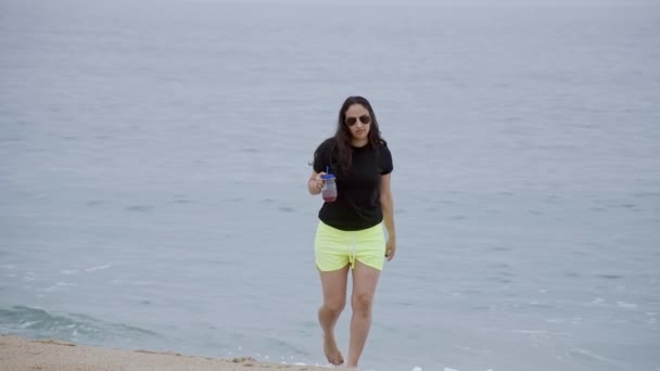 Sole Estivo Divertimento Spiaggia Ragazze Rilassano Divertono Sul Lungomare Scatto — Video Stock