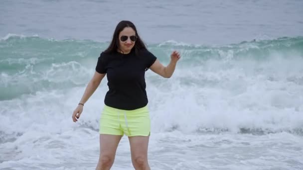 Отличное Времяпрепровождение Пляже Красивые Девушки Летних Каникулах Замедленная Съемка — стоковое видео