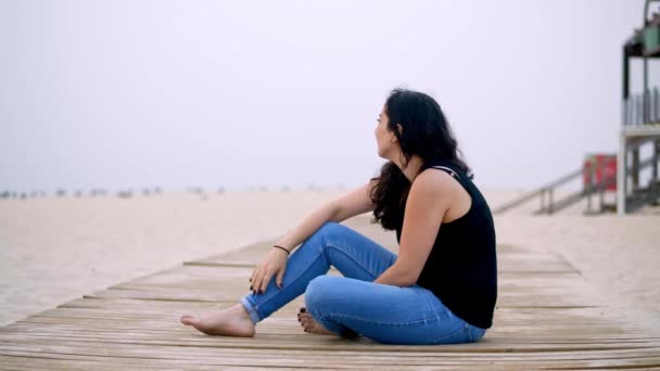 Mujer Joven Relaja Playa Durante Sus Vacaciones Verano Toma Cámara — Vídeos de Stock