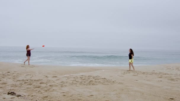 夏の太陽とビーチでの楽しみ 女の子はリラックスして海洋前線で素晴らしい時間を過ごしてください スローモーションショット — ストック動画