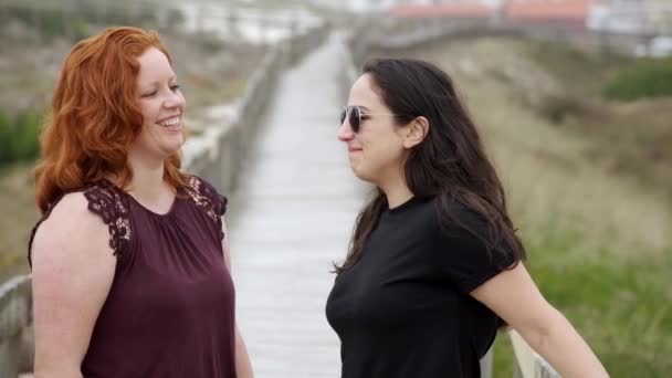 Meninas Desfrutar Suas Férias Verão Praia Puro Relaxante Tiro Câmera — Vídeo de Stock