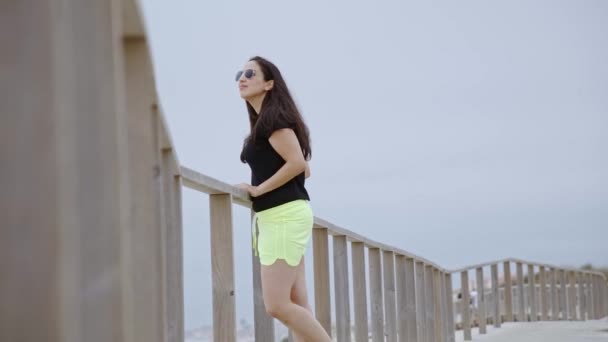 Ter Grande Momento Relaxante Praia Meninas Bonitas Férias Verão Tiro — Vídeo de Stock