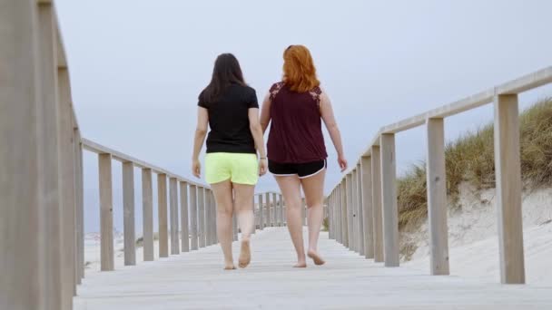 Młode Kobiety Świetnie Się Bawią Nabrzeżu Wakacje Plaży Strzał Zwolnionym — Wideo stockowe